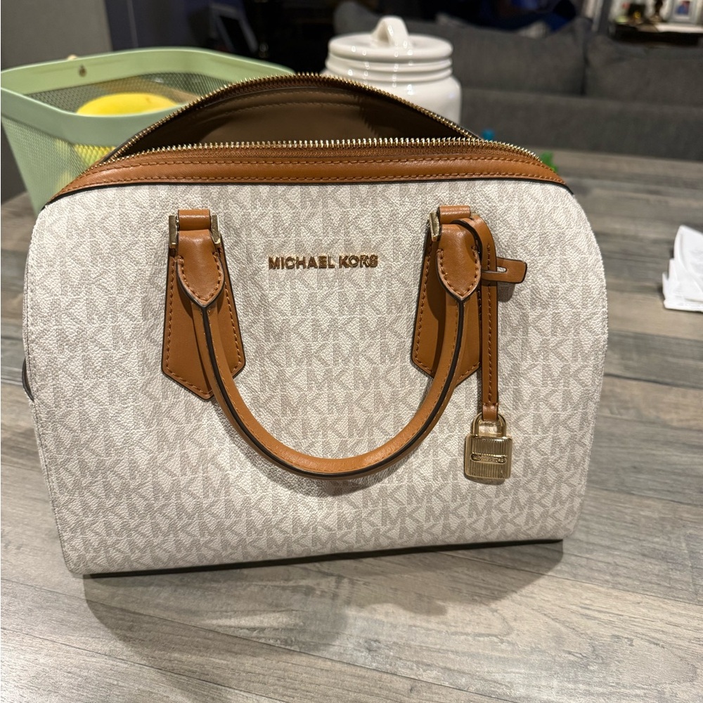 Micheal Kors doctor satchel style handbag ✨Luke new!